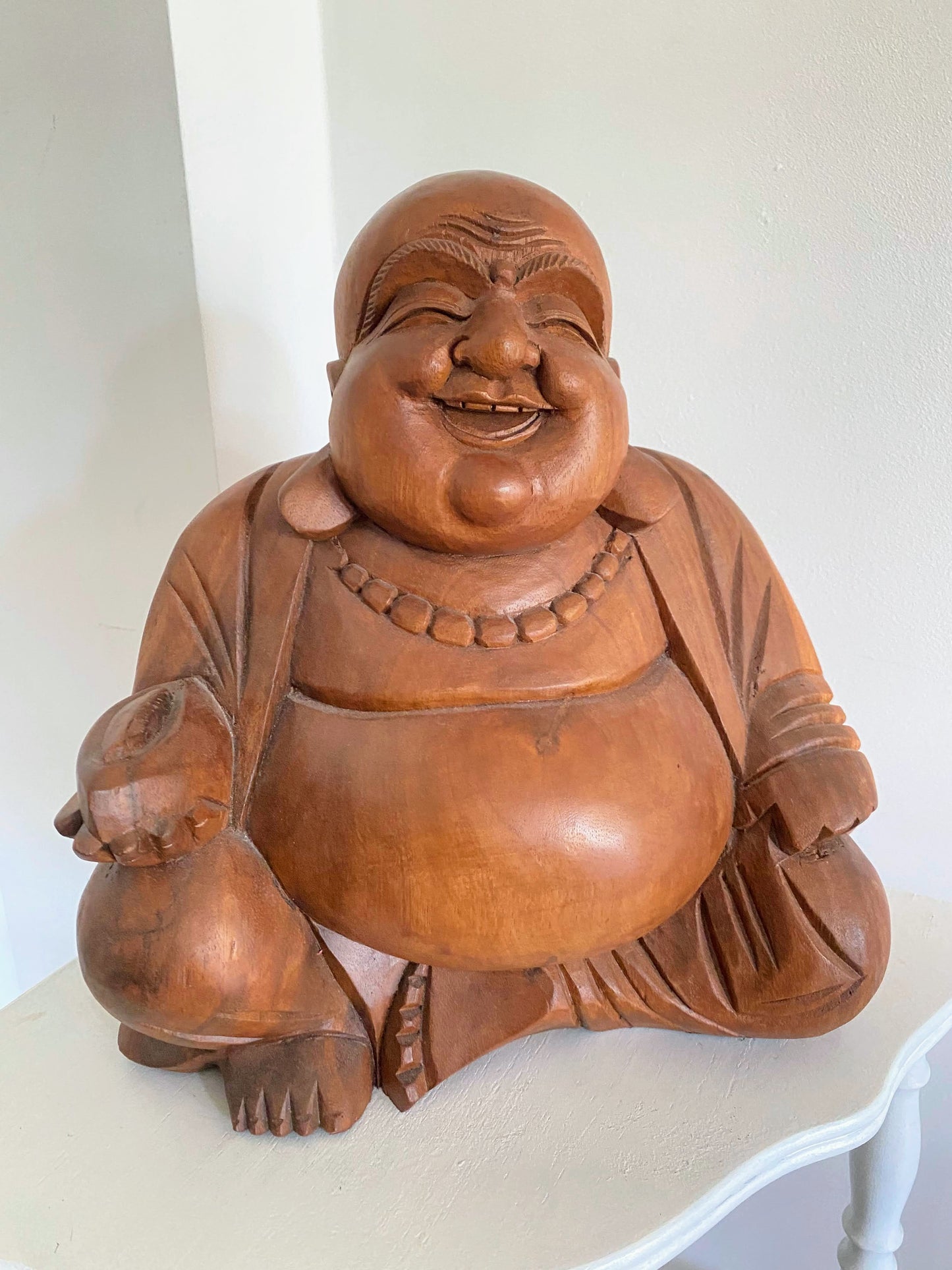 Statue du Bouddha rieur en bois de suar – Artisanat indonésien