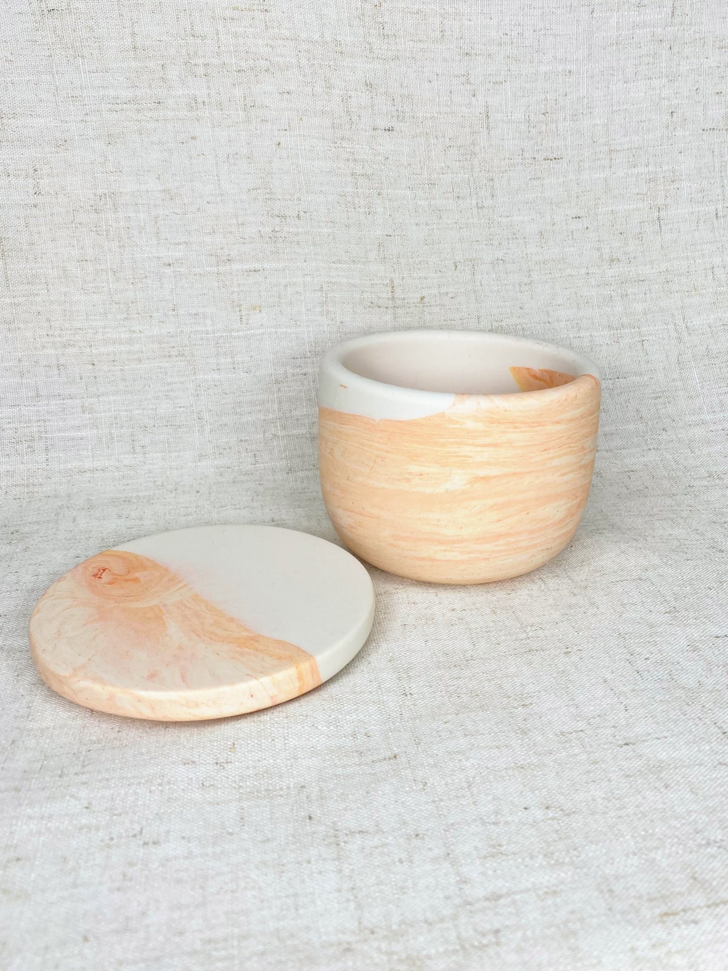 Pot avec couvercle - Marbré orange / Ivoire