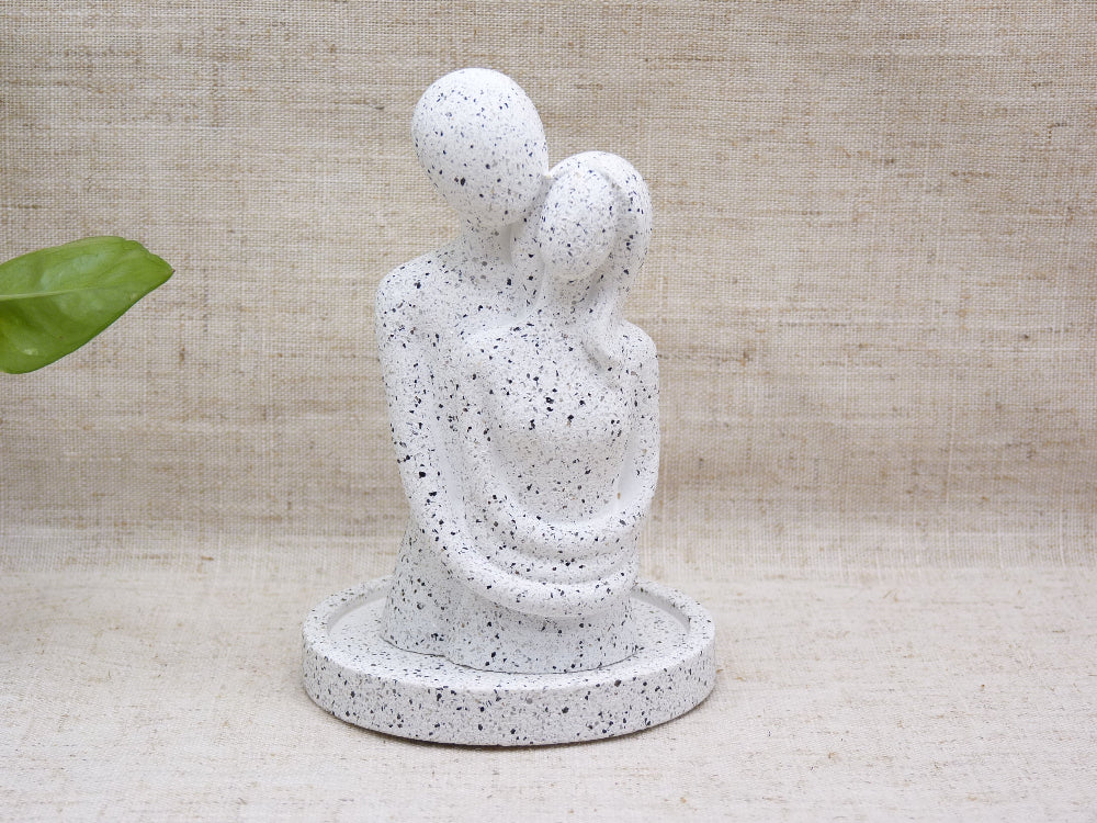 Statuette Couple enlacé effet Granit gris