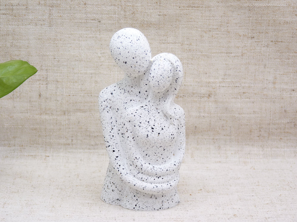 Statuette Couple enlacé effet Granit gris