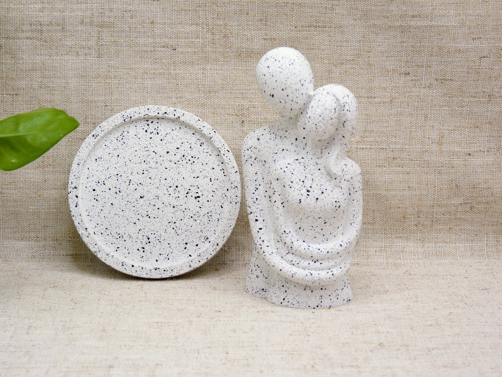 Statuette Couple enlacé effet Granit gris