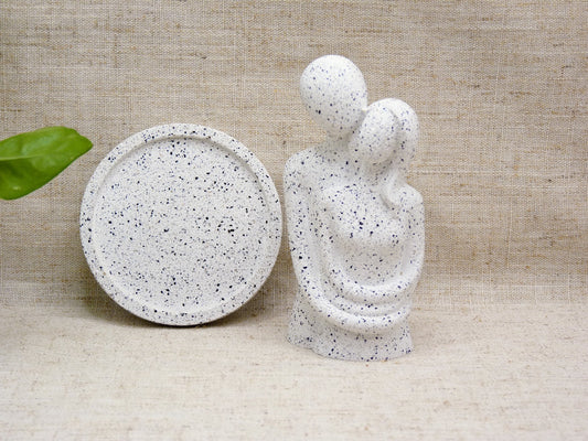 Statuette Couple enlacé effet Granit gris avec plateau