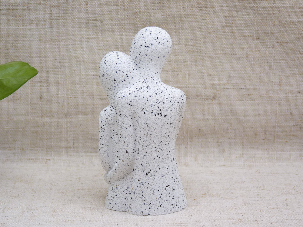Statuette Couple enlacé effet Granit gris avec plateau