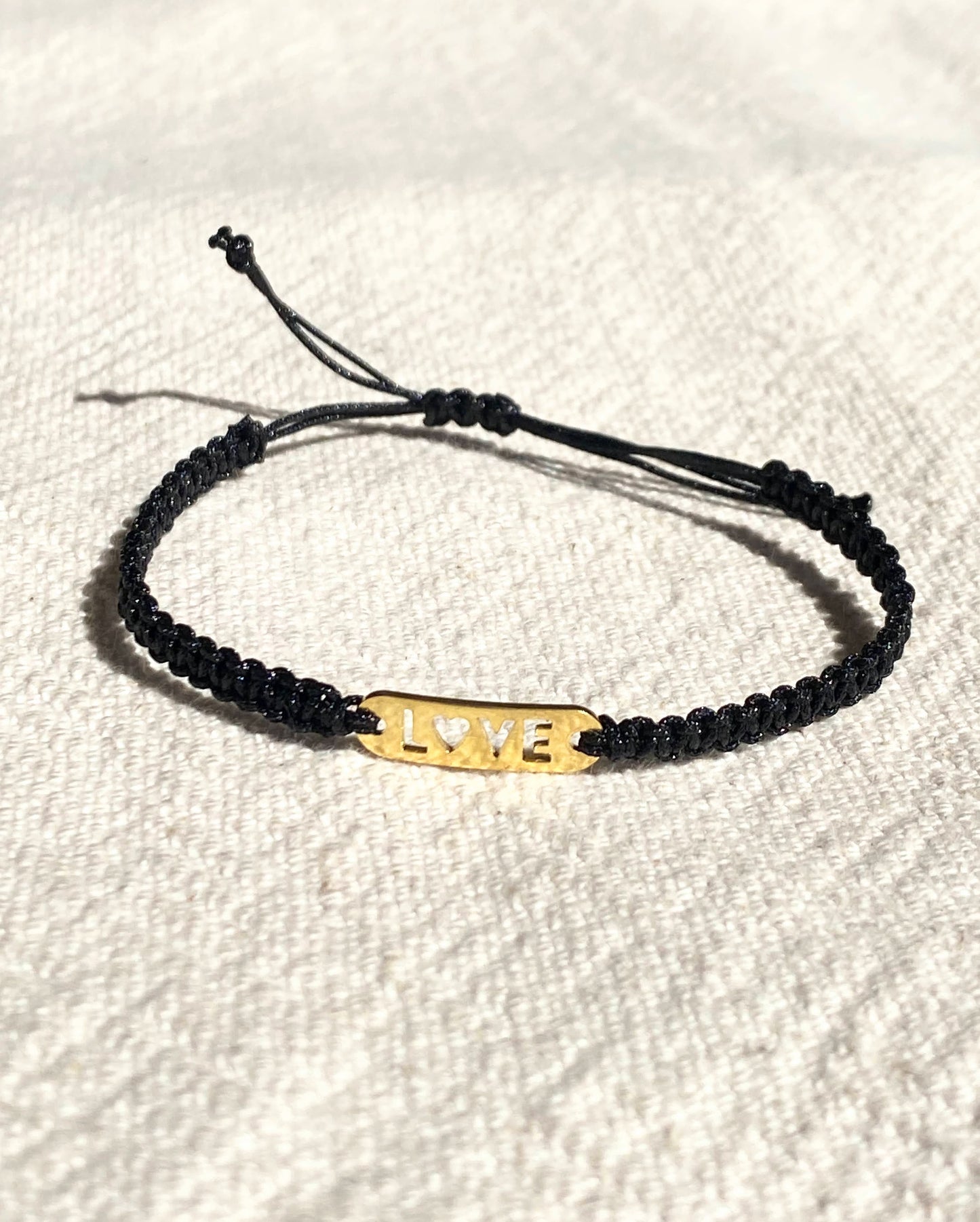 Bracelet fin en macramé -  LOVE - Édition limitée