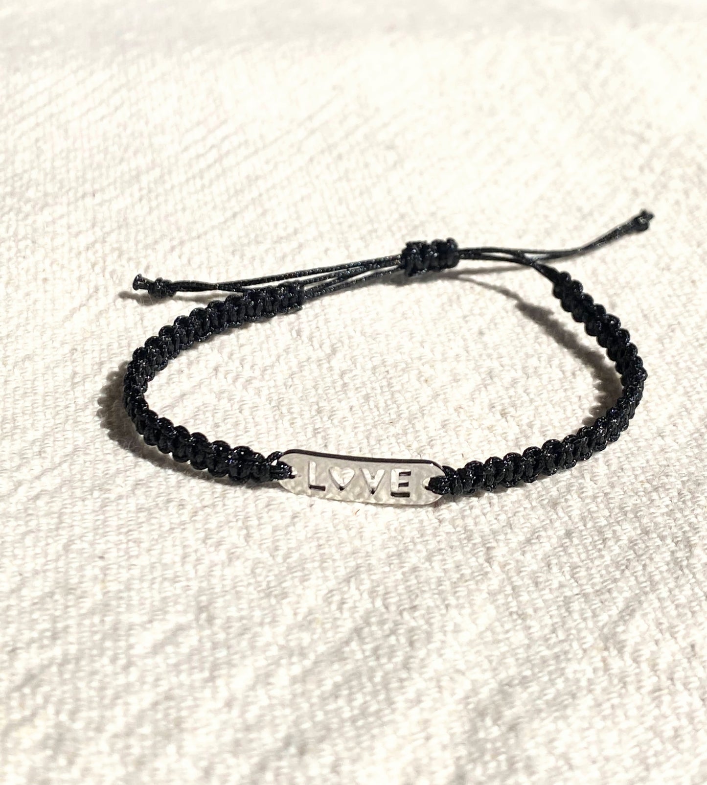 Bracelet fin en macramé -  LOVE - Édition limitée