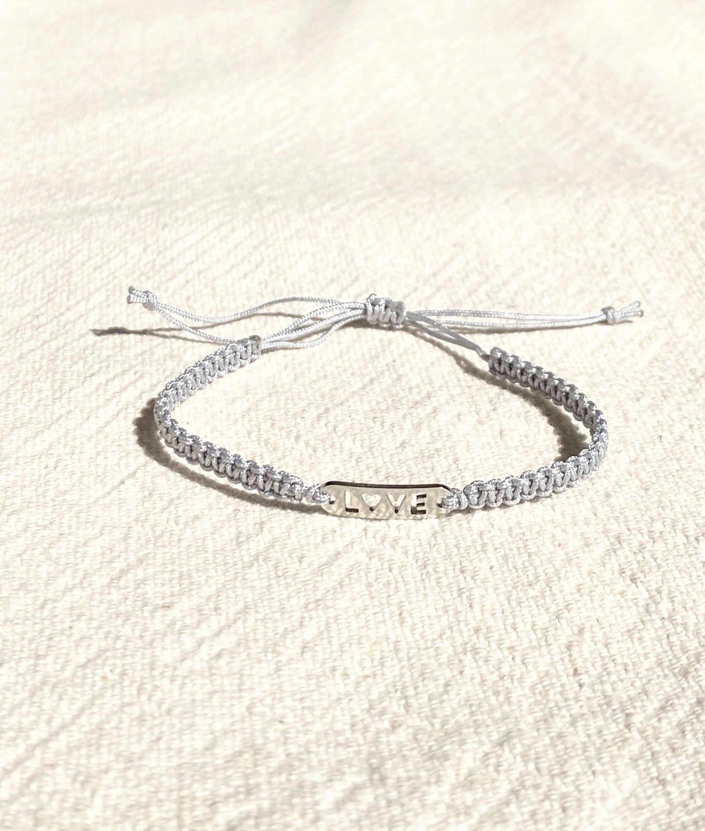 Bracelet fin en macramé -  LOVE - Édition limitée