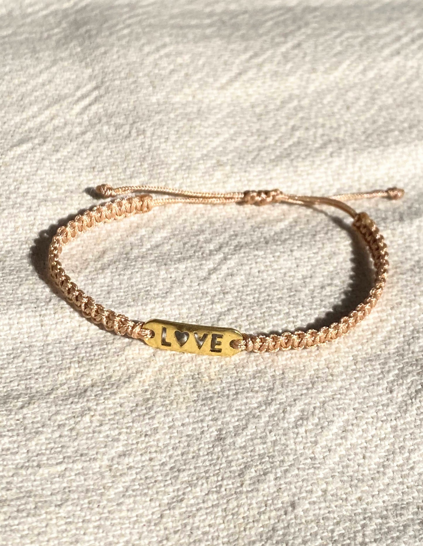 Bracelet fin en macramé -  LOVE - Édition limitée