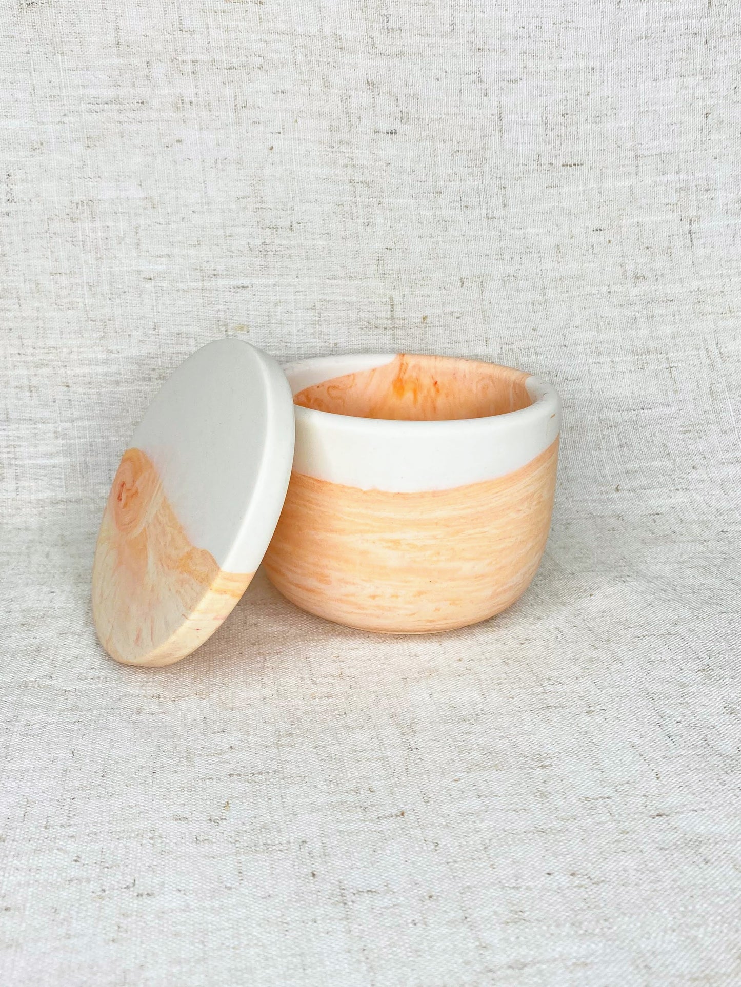 Pot avec couvercle - Marbré orange / Ivoire