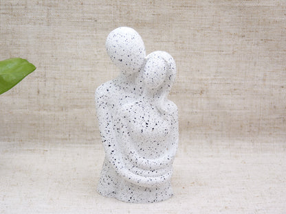 Statuette Couple enlacé effet Granit gris