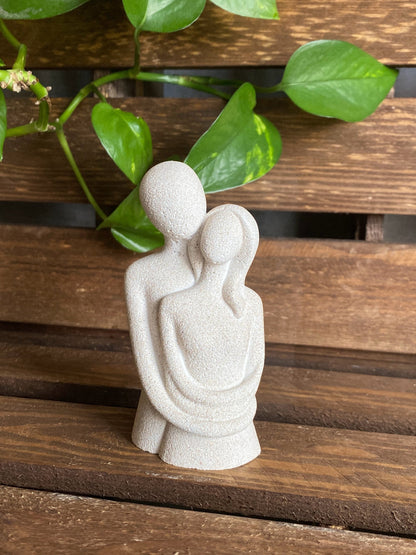 Statuette Couple enlacé effet Sable naturel avec plateau