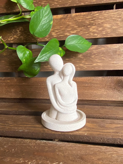 Statuette Couple enlacé effet Sable naturel avec plateau