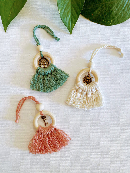 Suspension en macramé avec breloque